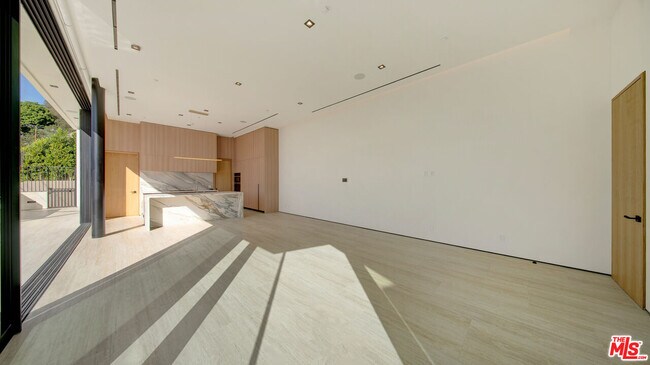 Building Photo - 8765 Hollywood Blvd