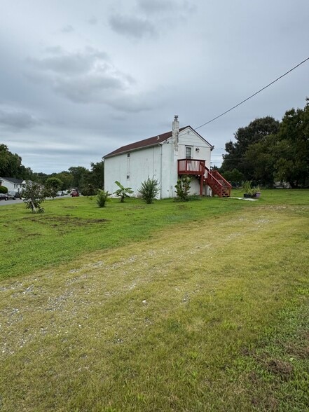 Building Photo - 2211 Rosewood Dr