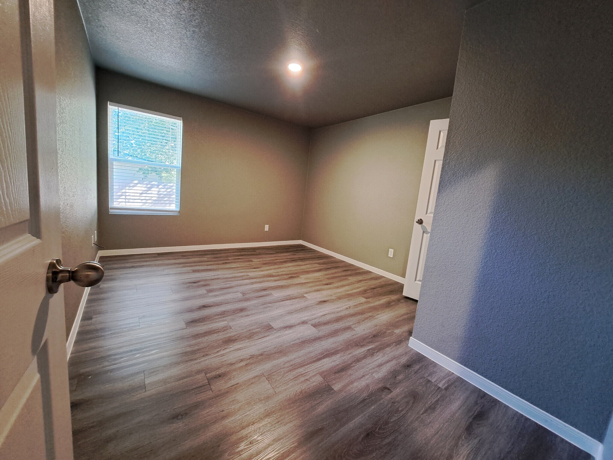 Building Photo - 209 W Robin Ln