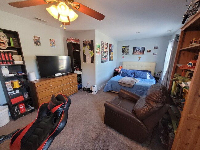 Building Photo - Beautiful & Spacious 4 bedroom, 2.5 bath h...