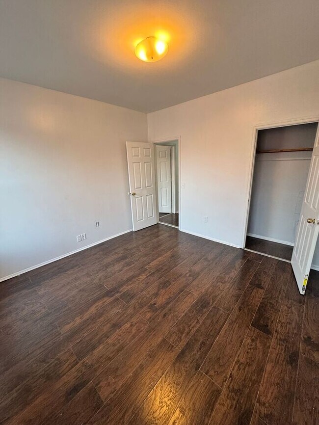 Building Photo - 3 Bedroom Apartment w Free Heat