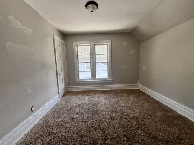 Building Photo - Center St