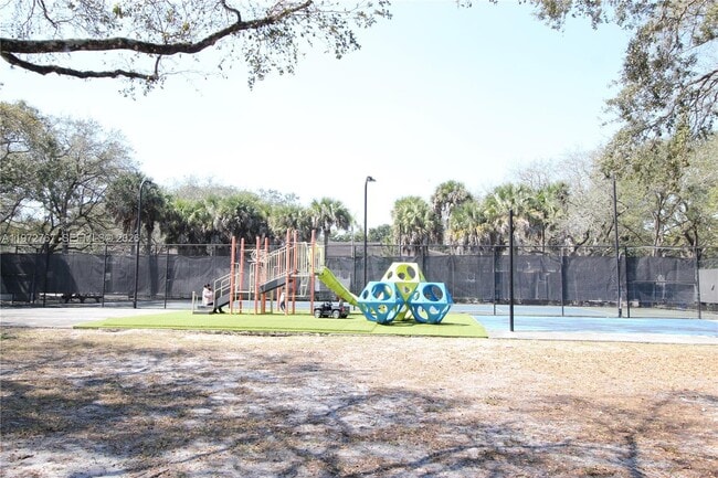 Building Photo - 4235 N University Dr