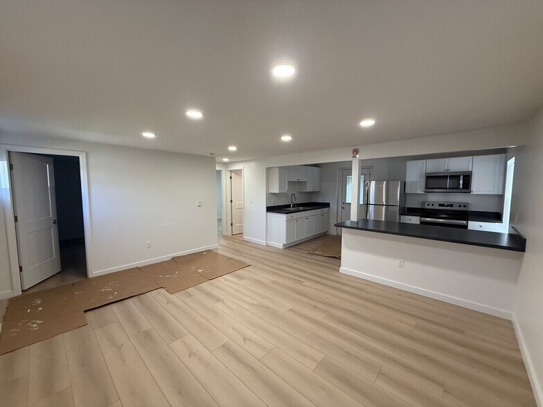 Building Photo - 418 Oak St