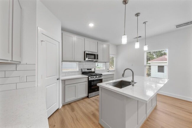 Building Photo - 1220 E 33rd St