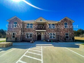 Building Photo - Hidden Creek Townhomes, Unit 611 - Downstairs 2 Bedroom, 2 Bathroom Home in Ennis, TX