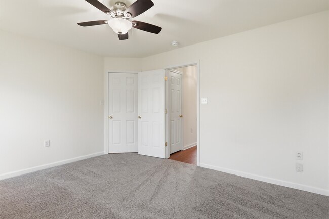 Building Photo - 10 Crabapple Ct