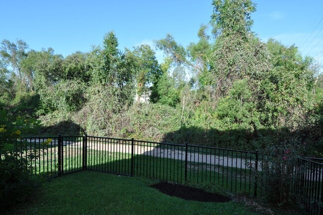 Building Photo - All appliances included! Gated lock and leave condo community in North Austin