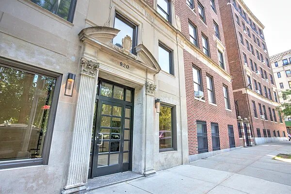 Building Photo - 865 Riverside Dr