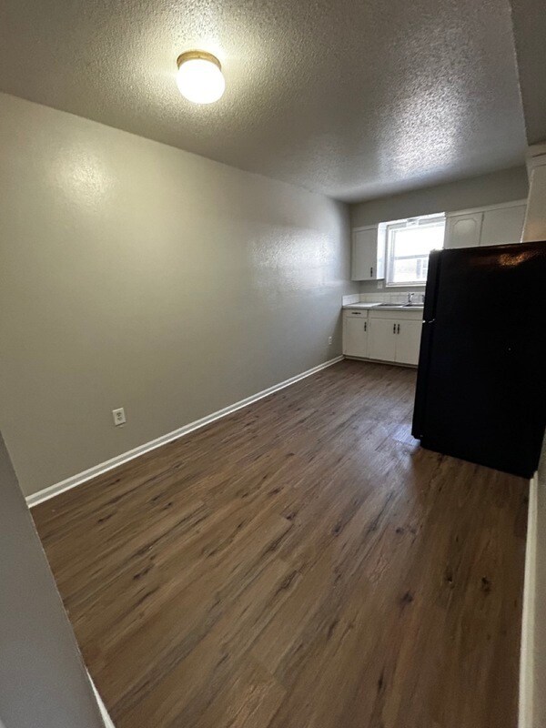 Building Photo - 1413 W Maple Ave
