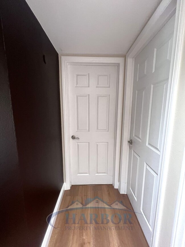 Building Photo - Spacious 2 Bedroom 1 Bathroom Upstairs Condo