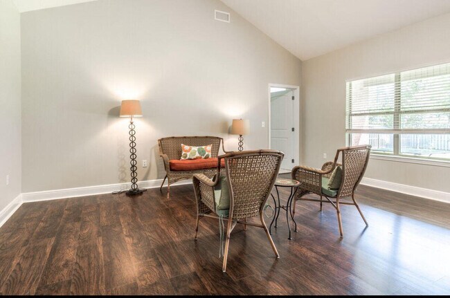 Building Photo - 32 Sonata St