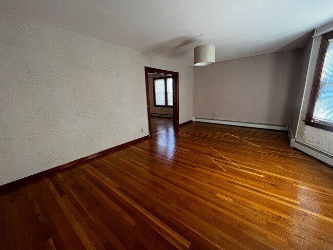 Building Photo - Inviting 2-Bedroom 2nd Floor Apartment in ...