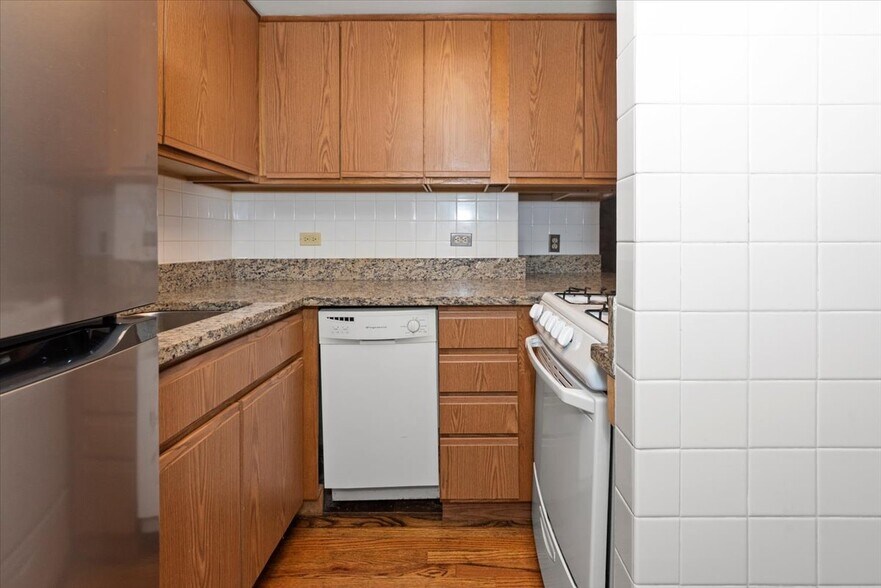 Building Photo - 534 W Belden Ave