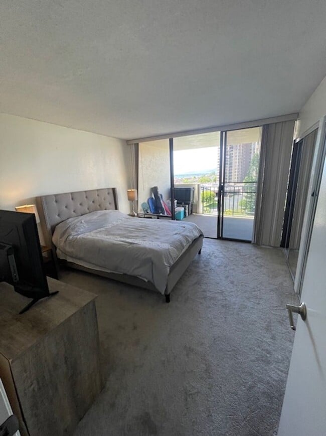 Building Photo - Beautiful 1 bedroom with large lanai & amazing views!