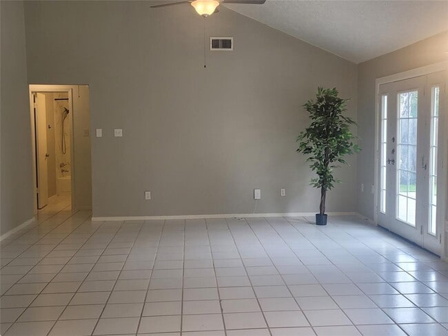Building Photo - 2518 Fredericksburg Dr