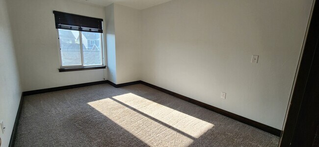 Building Photo - 1002 Rosa Way