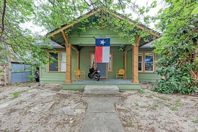 Primary Photo - 8 Bed 4 Bath house in West Campus