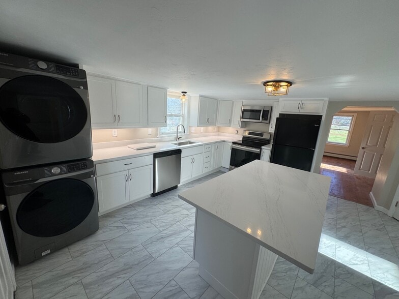 Building Photo - 456 Mattakeesett St