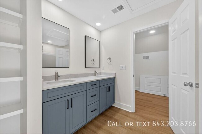 Building Photo - 955 Godber St