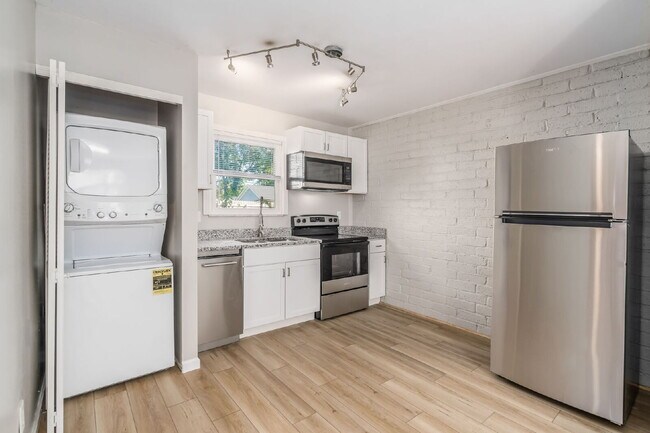 Building Photo - FREE 1 Month Rent! Renovated 2BR Near Children’s Hospital & German Village