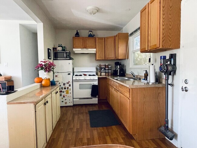 kitchen - 4210 Ince Blvd