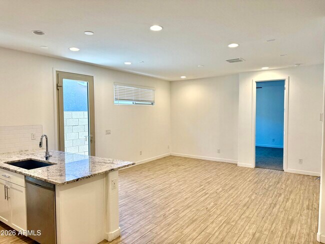 Building Photo - 1533 W Carmen St