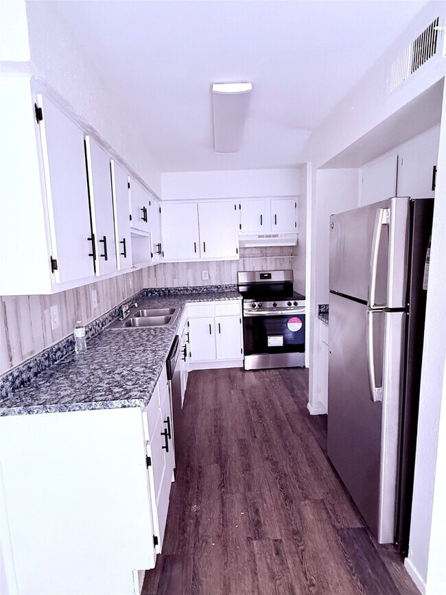 Building Photo - 5625 Antoine Dr