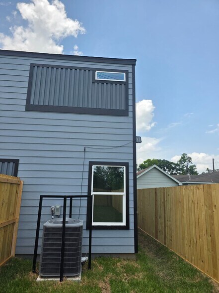 Building Photo - 4702 Baton Rouge St