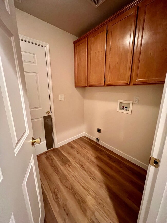 Building Photo - 2524 Parkwood Village Ln