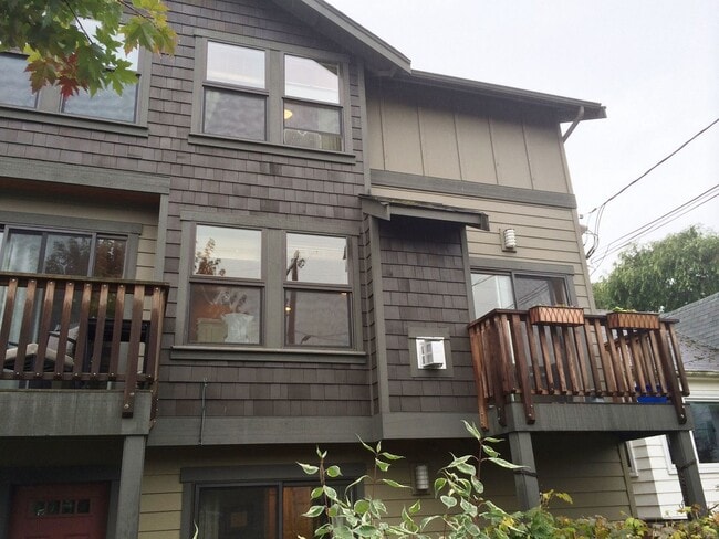 Building Photo - 3bd/2.25ba Seattle Home