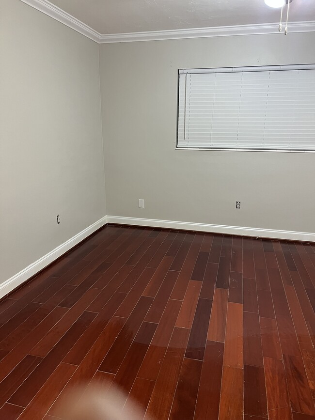 Building Photo - 7956 Lasalle Blvd - Apartment