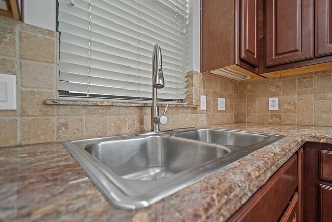 Building Photo - 1846 Woodbend Village Ct