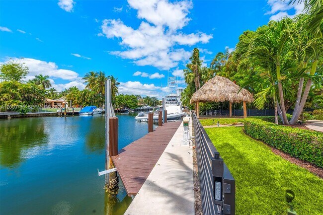 Building Photo - 552 Palm Dr