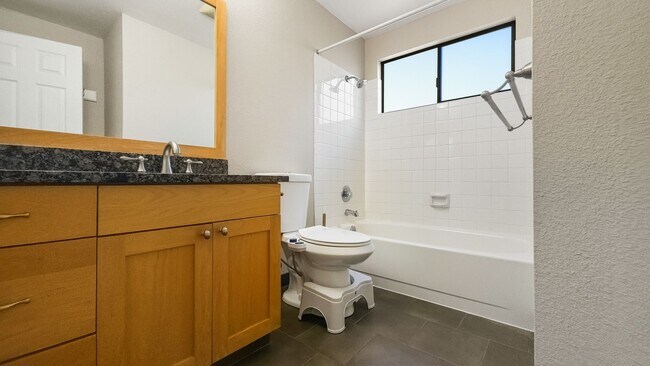 Building Photo - Stylish Fairwood Rambler with Modern Updat...