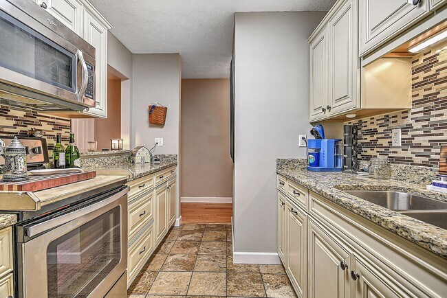 Building Photo - 3 Bedroom 2 Bath Condo  Blountville, TN