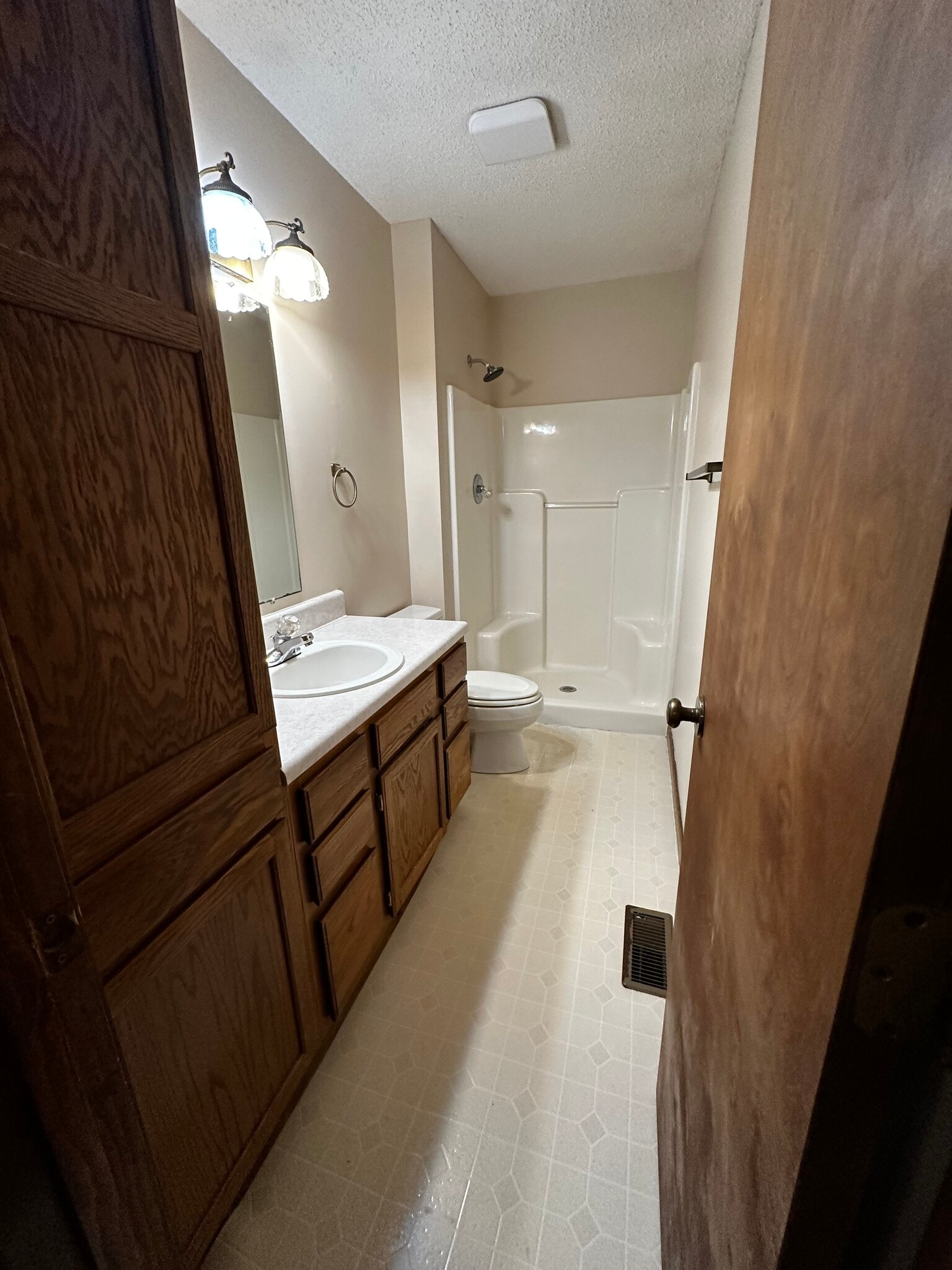 Master bathroom - 323 Heather Ct