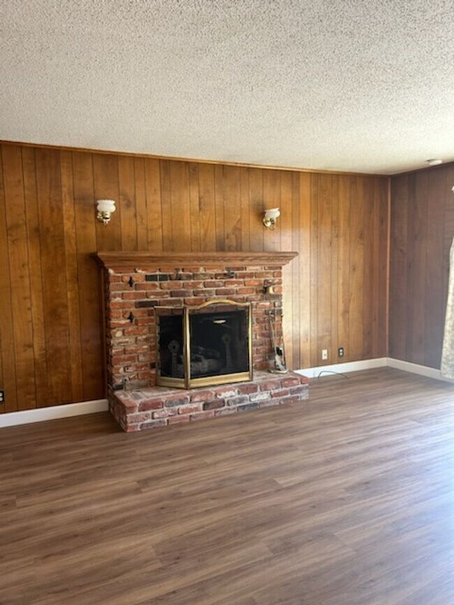 Building Photo - 749 E Wrenwood Ln