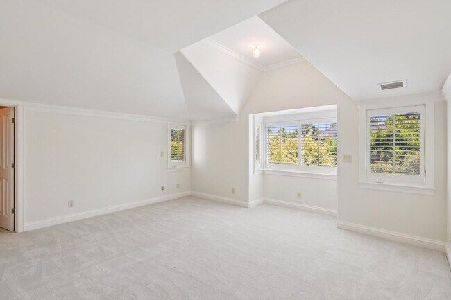 Building Photo - Beautiful, Old-World-style Home in the Heart of Central Menlo Park
