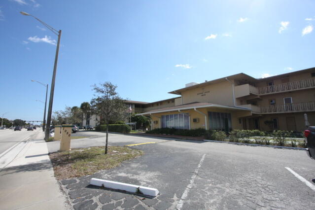 Building Photo - 1050 E Sample Rd