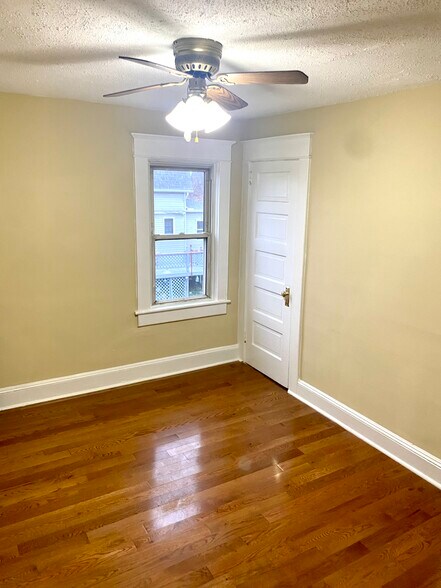 Building Photo - 223 E Mountain Rd