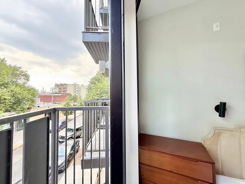 Building Photo - Furnished room/NOT APARTMENT