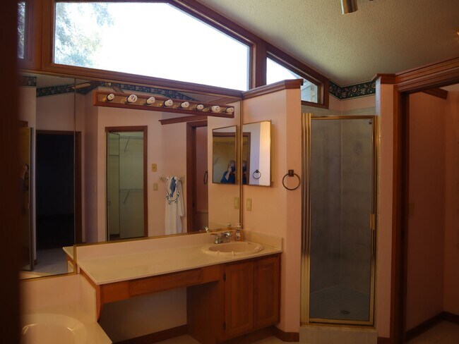 Building Photo - Beautiful Brick Home in Crystal Lakes Estate Call Carole Arcaro 386-216-4900 Deltona Lakes Realty