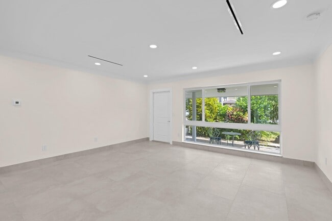 Building Photo - 391 SE 7th Ave