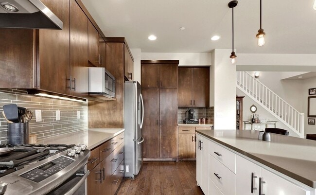 Building Photo - Beautiful Custom 4-bedroom 2.5 bath home. Barkley Neighborhood!