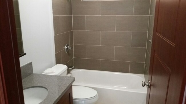 Building Photo - Kaimuki Duplex, Owners live upstairs, 3 Be...