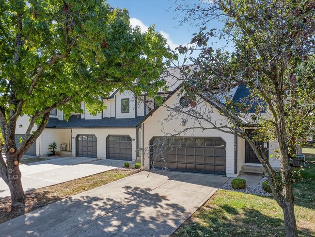 Building Photo - Renovated 3BR/2.5BA Townhome in Blue Valley Schools with Full Basement & 2-Car Garage