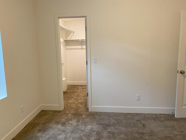 Building Photo - Stunning 4 bed 3.5 bath in Johnstown. Available NOW!
