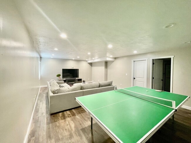 Building Photo - Beautiful Executive Daybreak Home Available!