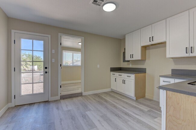 Building Photo - 2p1940